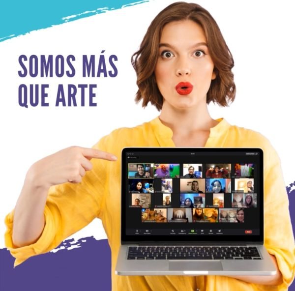 Chica parada con una mano cargando una laptop y con la otra apuntando al laptop con una cara de sorpresa. La pantalla de la laptop presenta una sesión virtual de pintura de Yupi Art.